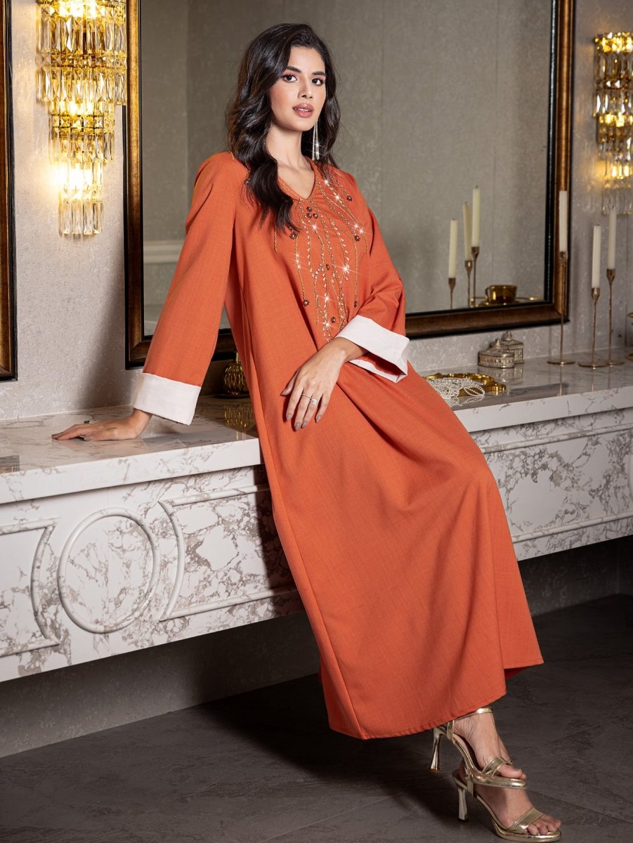 Élégante robe Abaya orange à col en V, coupe ample, ornée de strass et perles cousus à la main, avec poignets contrastants (MA191)