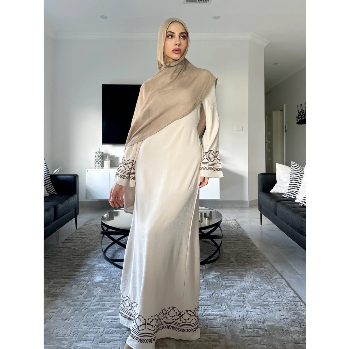 Collection d'Abayas Luxueuses et Modestes à Manches Évasées Brodées | Robes Musulmanes avec Broderie Géométrique Blanche (MA262)