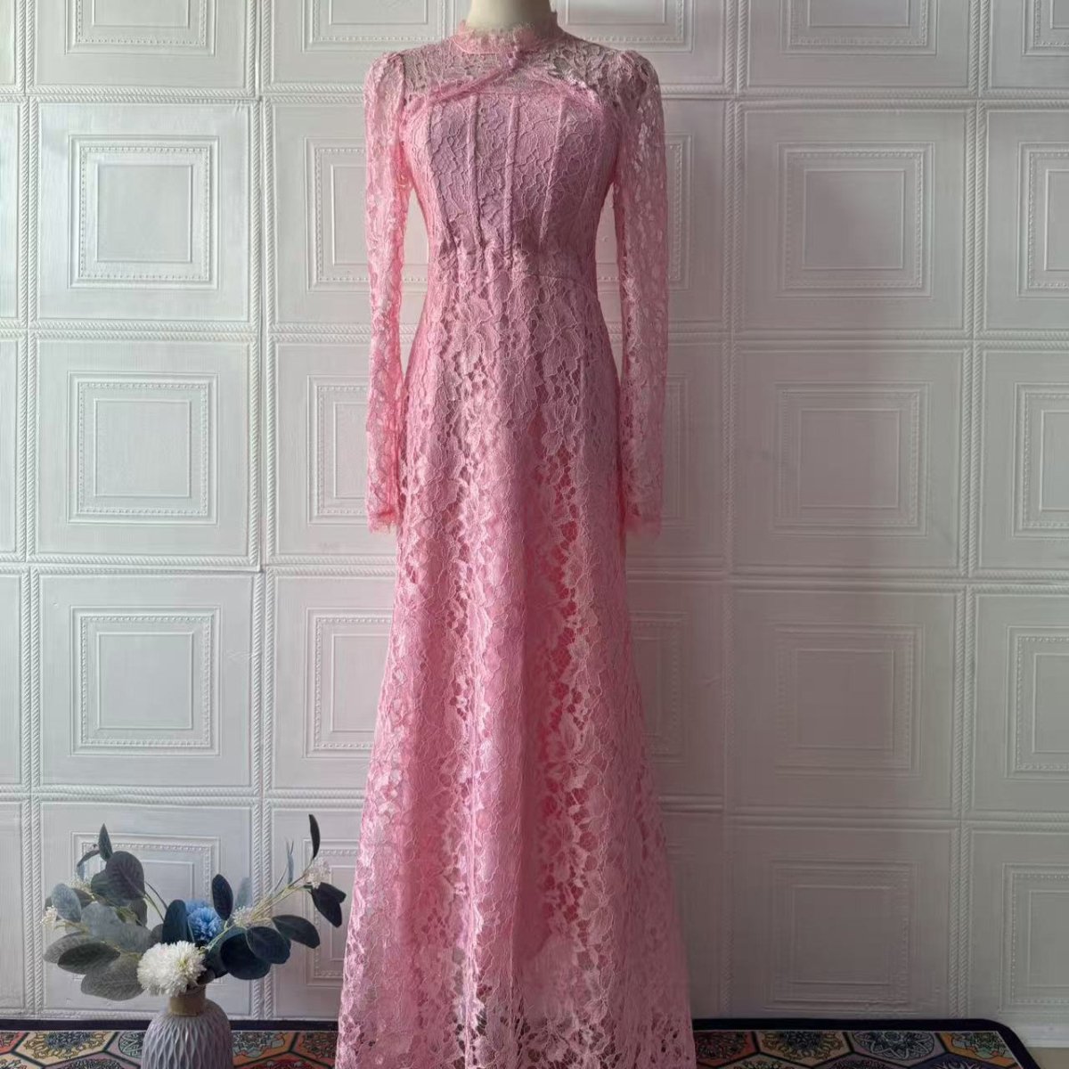 Robe de luxe en dentelle avec manches évasées (MS339)