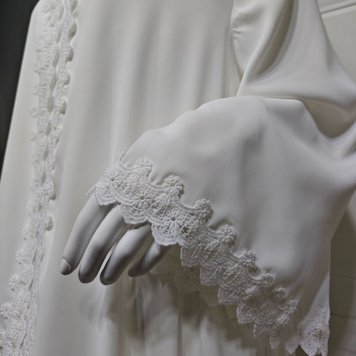 Robe de Prière Élégante avec Détail en Dentelle Florale (MOA285)