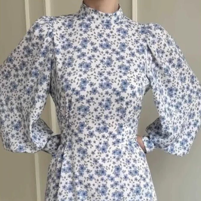 Robe Maxi en Satin Fleuri Printanier | Robe à Col Montant et Manches Bouffantes avec Ceinture Ajustable - Imprimé Botanique Bleu et Blanc (MA236)