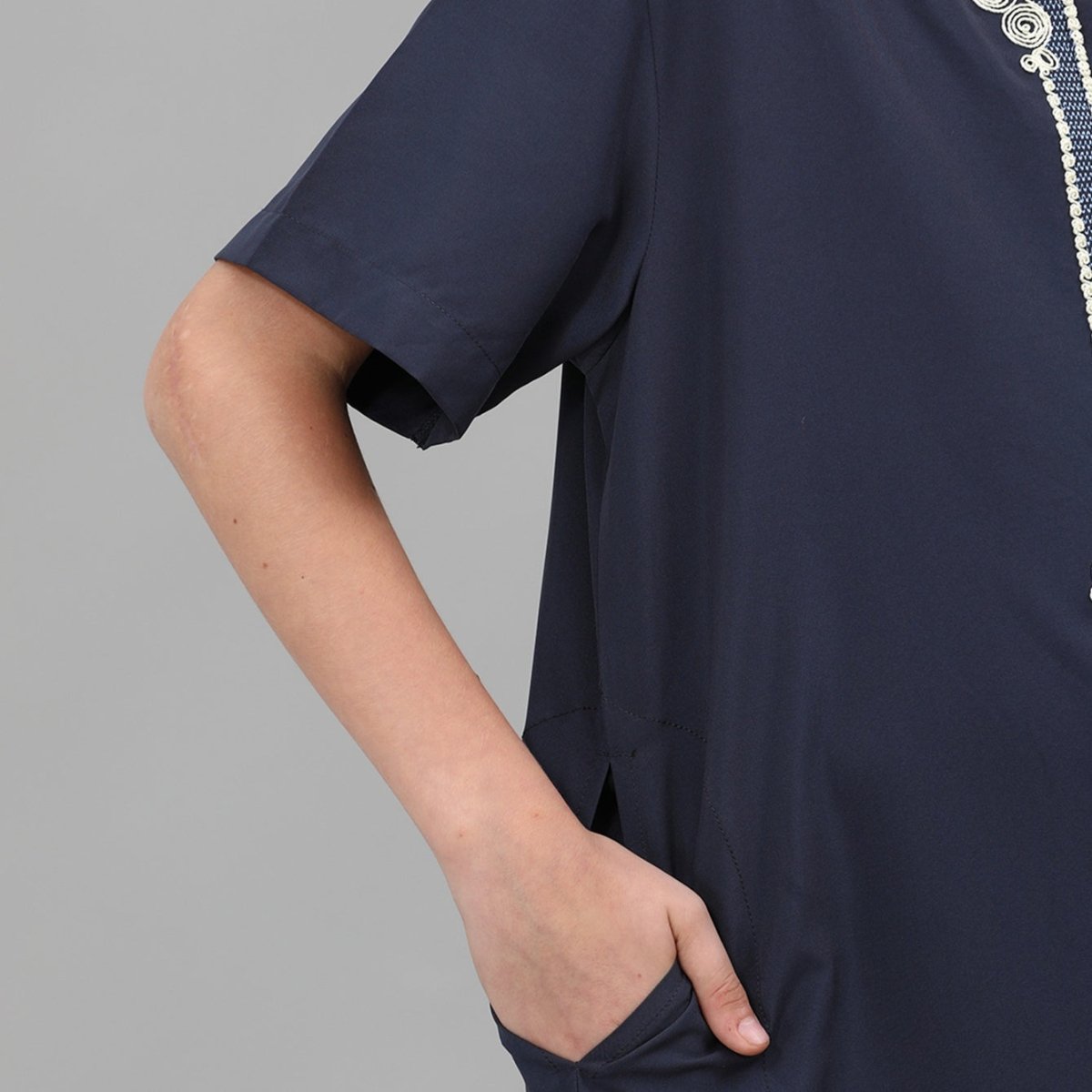 Qamis brodé pour garçon avec col orné (MKB036)