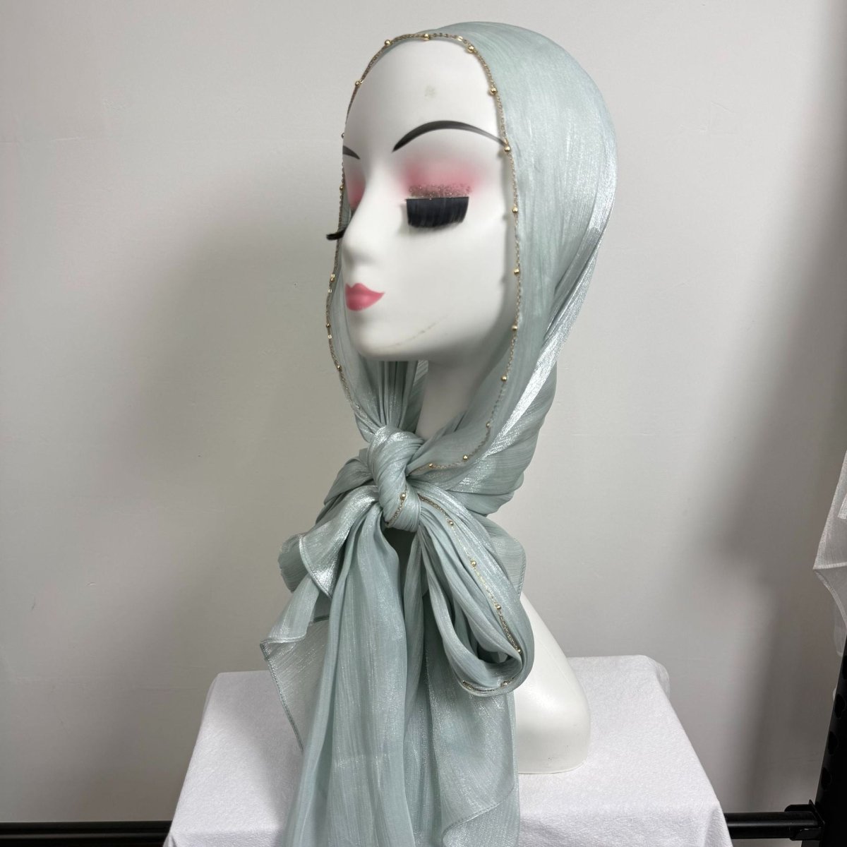 Hijab en satin froissé avec bordure perlée et chaîne dorée (MH238)