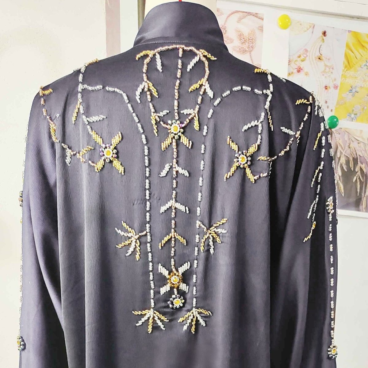 Abaya à motifs floraux perlés | Cardigan ouvert brodé (MOA268)
