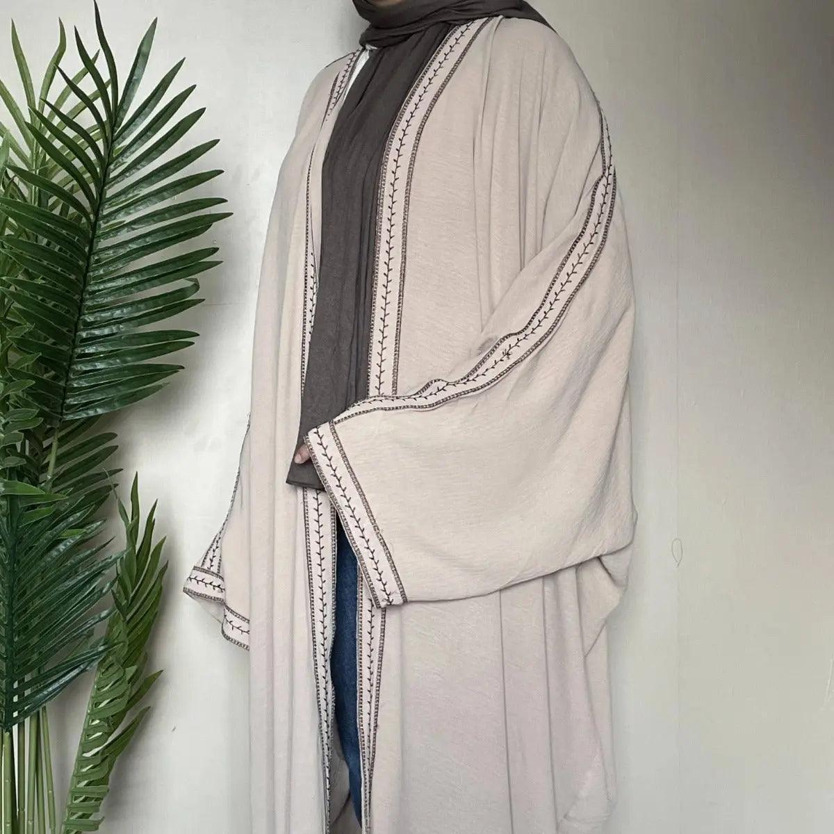 Abaya ouverte à manches chauve-souris avec broderie (MOA015)