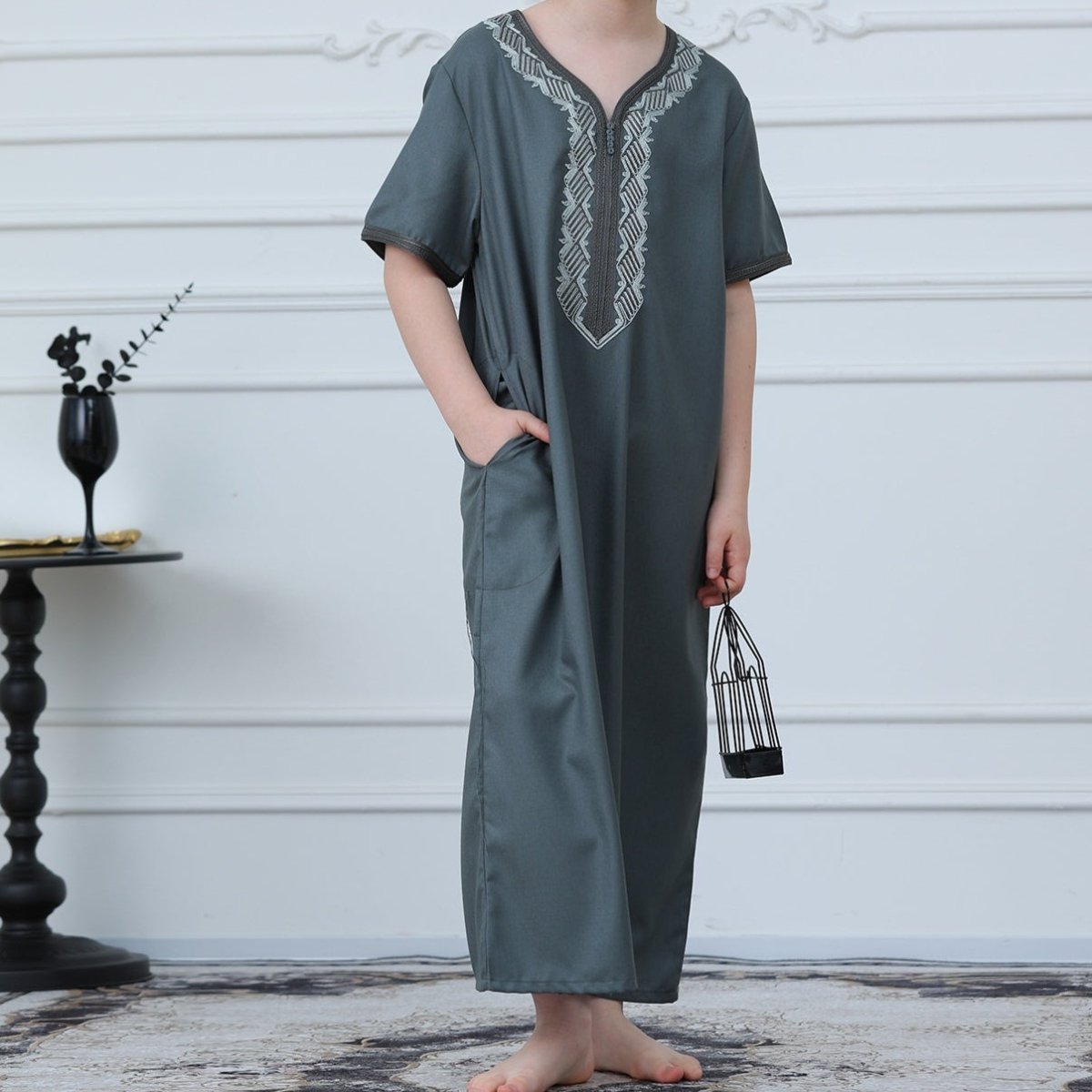 Qamis brodé pour garçon avec fermeture zippée (MKB012)