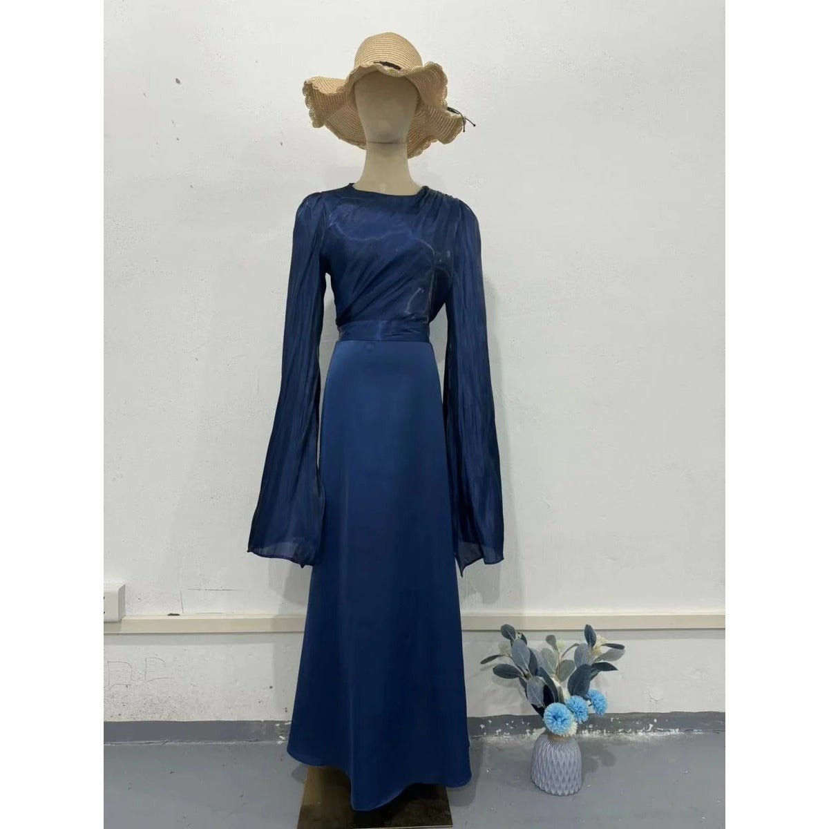 Robe d'été élégante en satin, coupe ajustée, avec manches à pendentif en fil de verre (MA161)