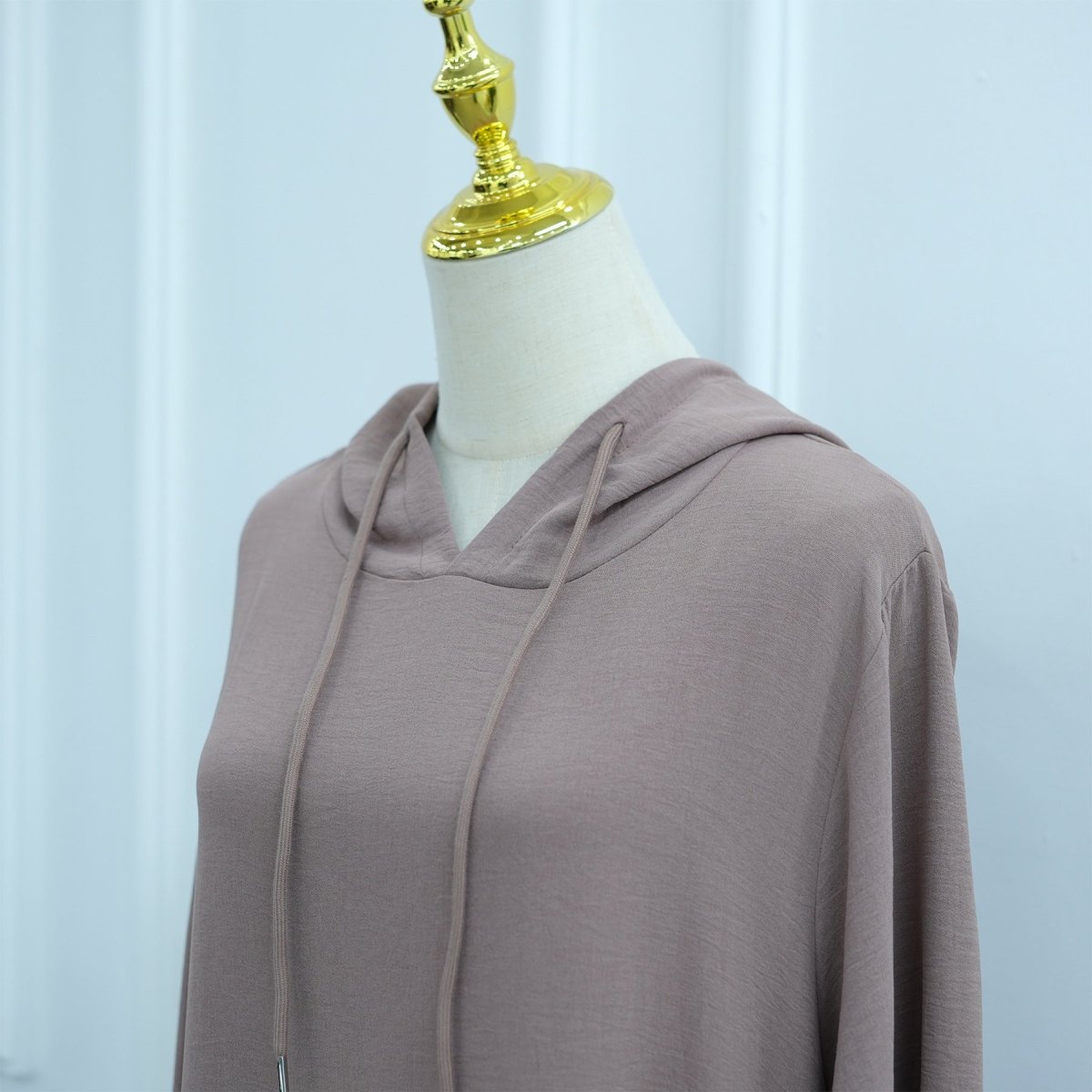 Robe à capuche froissée en soie glacée avec poches (MA393)