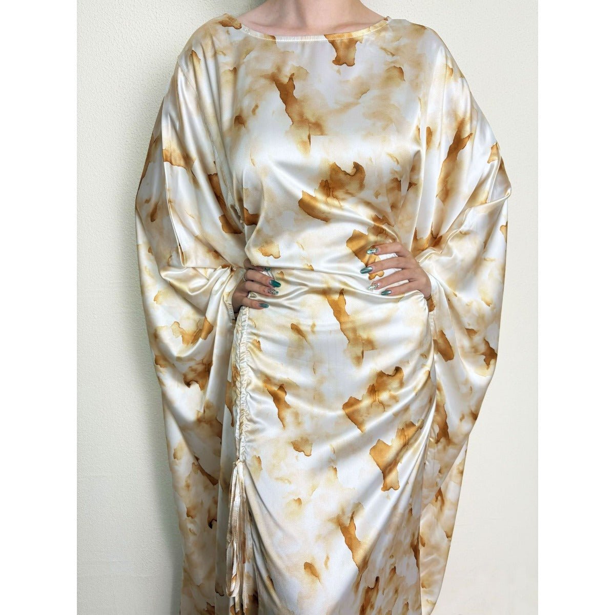 Robe Satinée Imprimé Marbre Doré | Maxi à Manches Évasées et Taille Ajustable à Cordon (MA244)