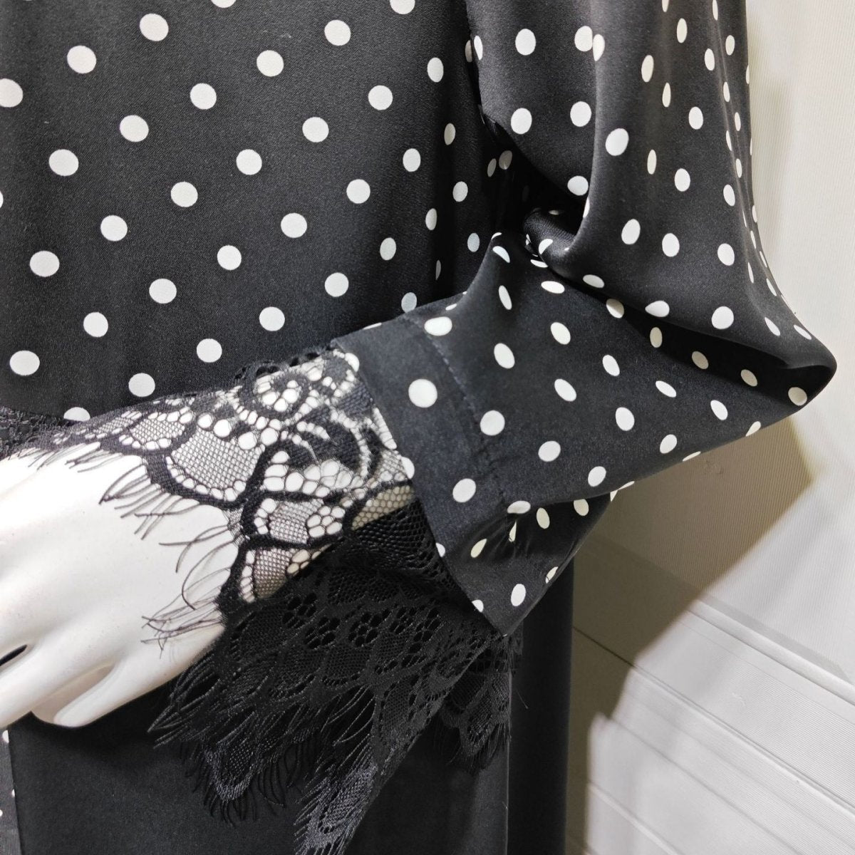 Abaya ouverte à pois avec empiècement en dentelle (MOA335)