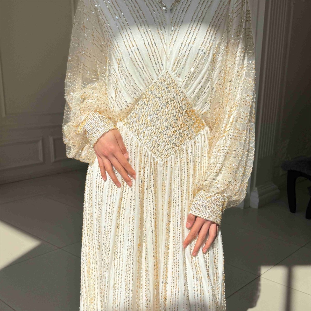 Abaya élégante ornée de cristaux à taille marquée (MA391)