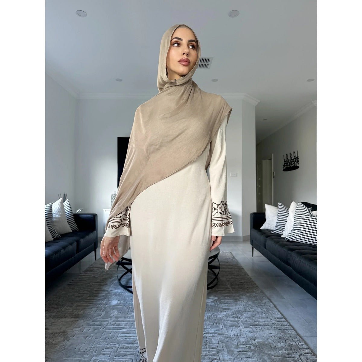 Collection d'Abayas Luxueuses et Modestes à Manches Évasées Brodées | Robes Musulmanes avec Broderie Géométrique Blanche (MA262)