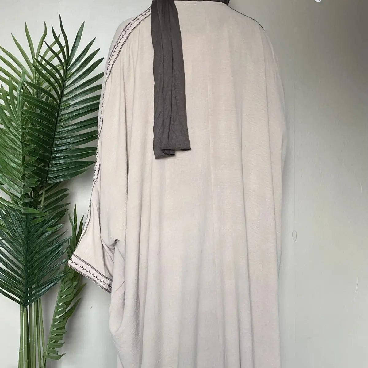 Abaya ouverte à manches chauve-souris avec broderie (MOA015)