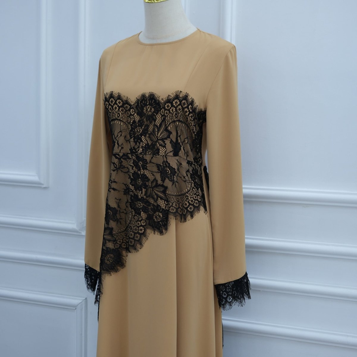 Robe Maxi avec Empiècement en Dentelle Contrastée à la Taille (MS409)