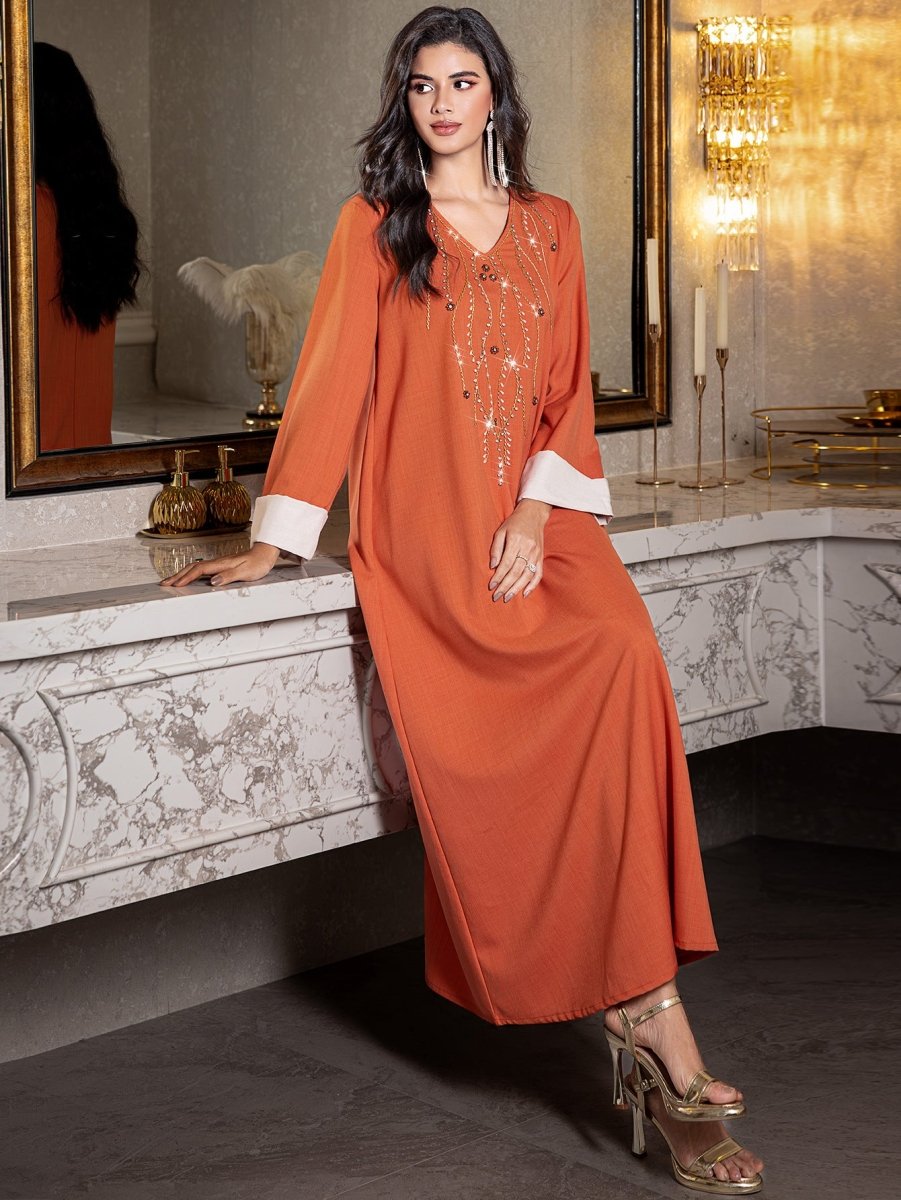 Élégante robe Abaya orange à col en V, coupe ample, ornée de strass et perles cousus à la main, avec poignets contrastants (MA191)