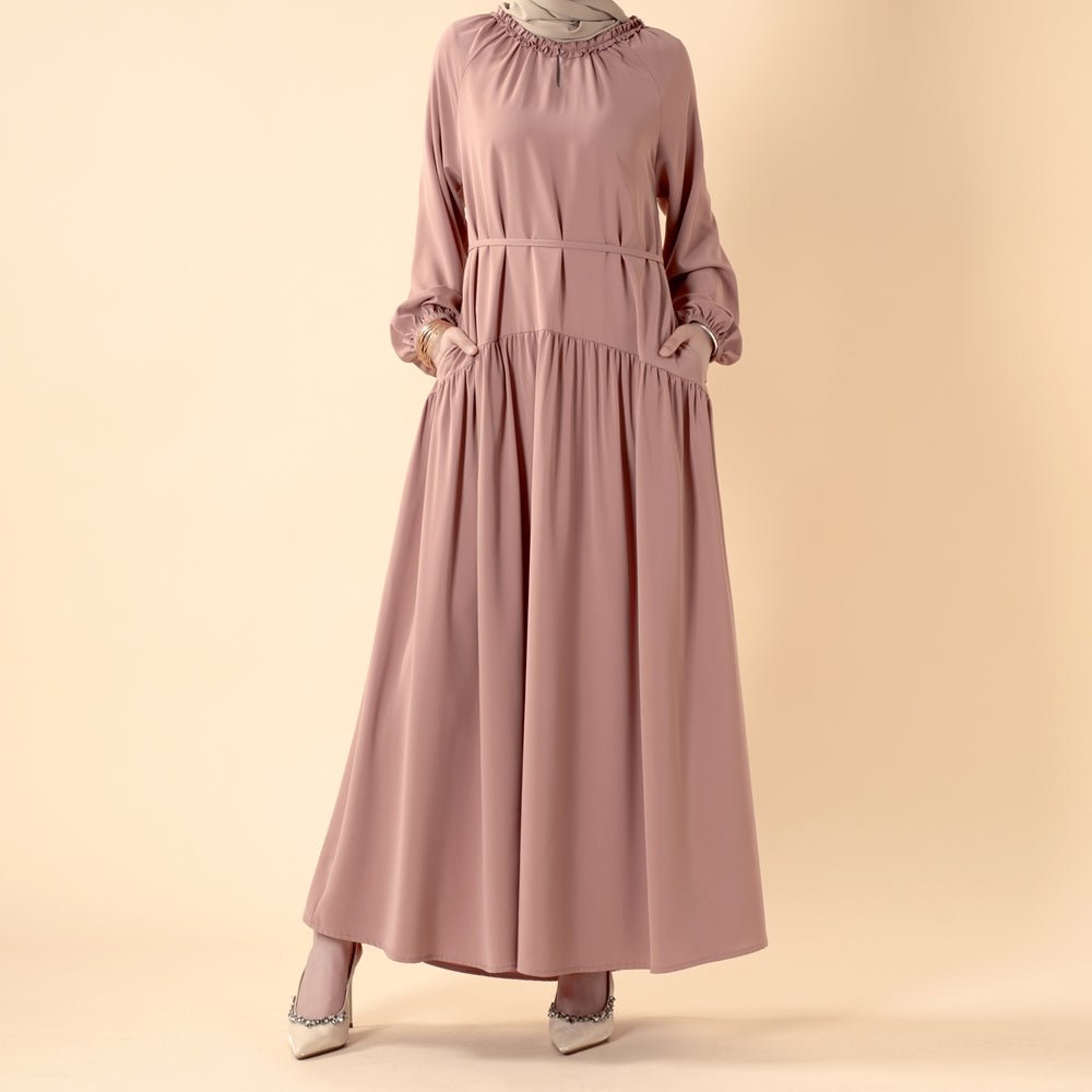 Robe maxi plissée coupe décontractée avec finition volantée et ceinture nouée (MA424)