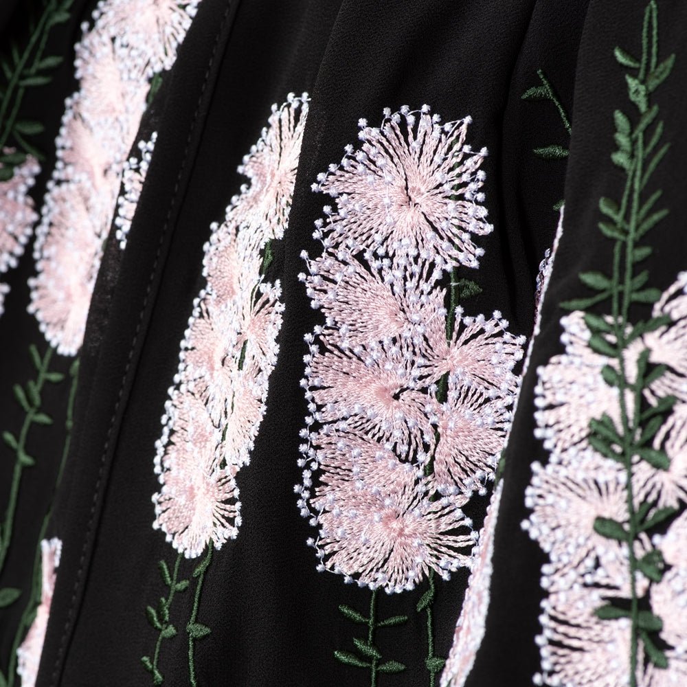 Abaya ouverte en mousseline double épaisseur, brodée de motifs floraux de luxe (MOA308)