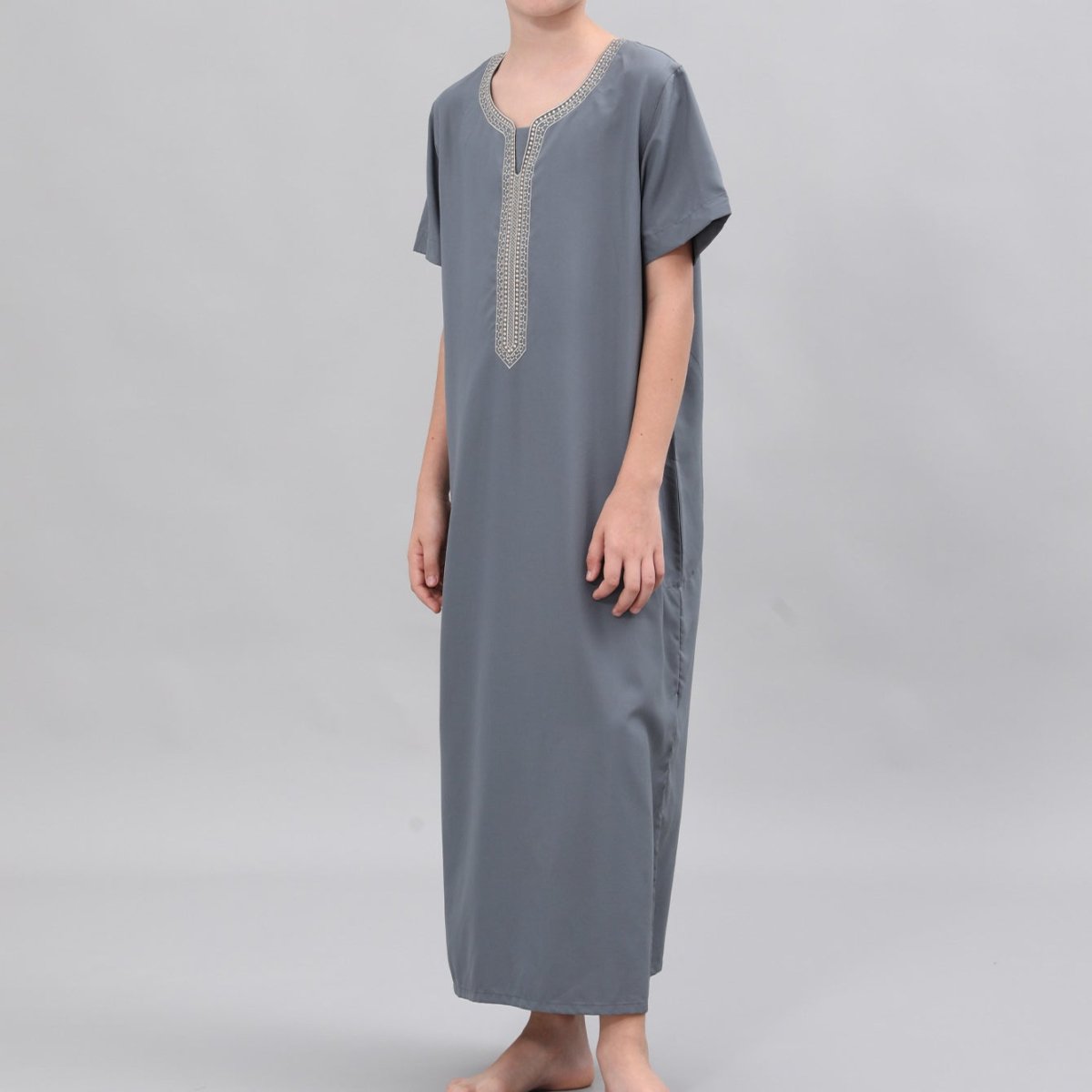 Qamis brodé pour garçons avec poches latérales (MKB035)