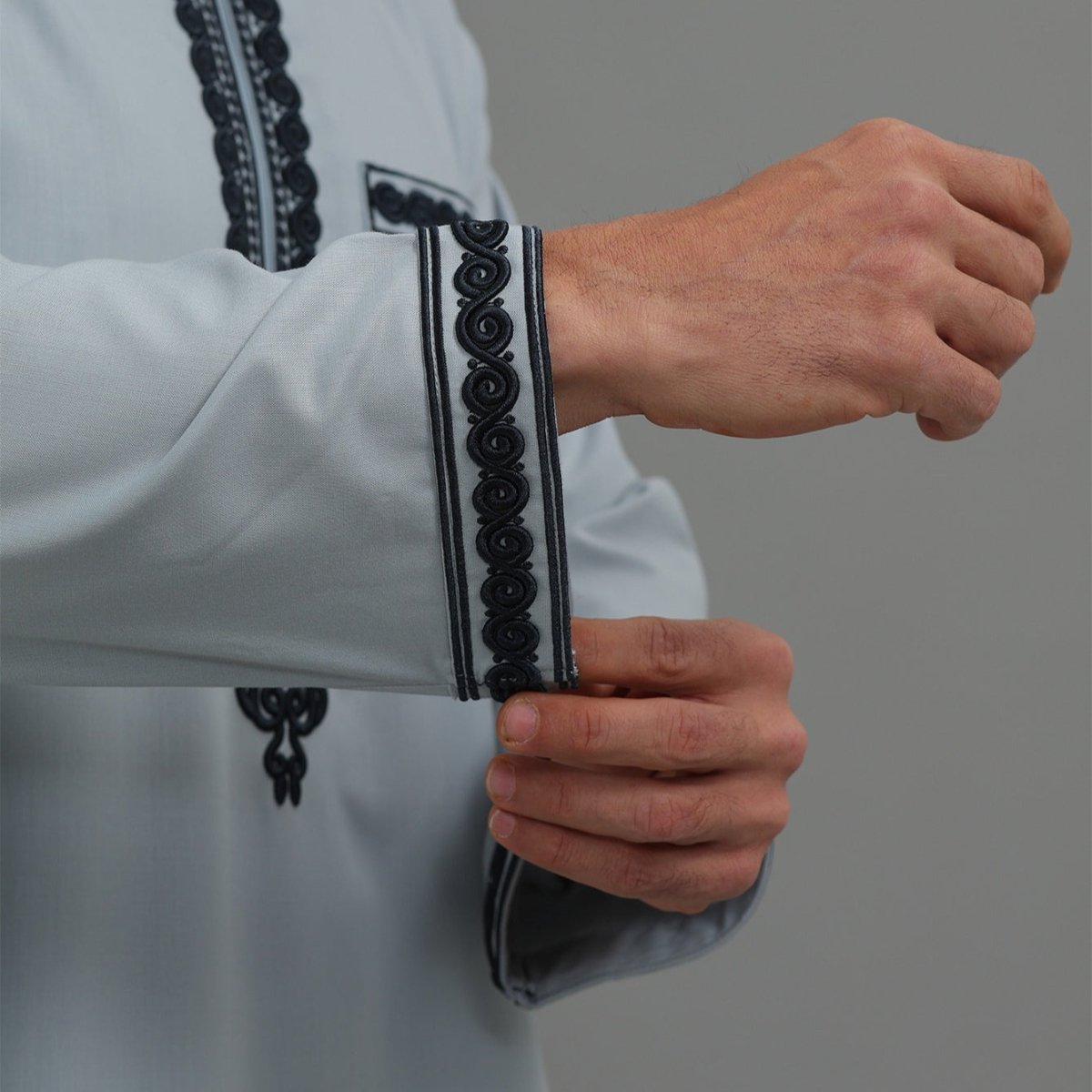 Thobe brodé à capuche pour homme avec poches (MT037)