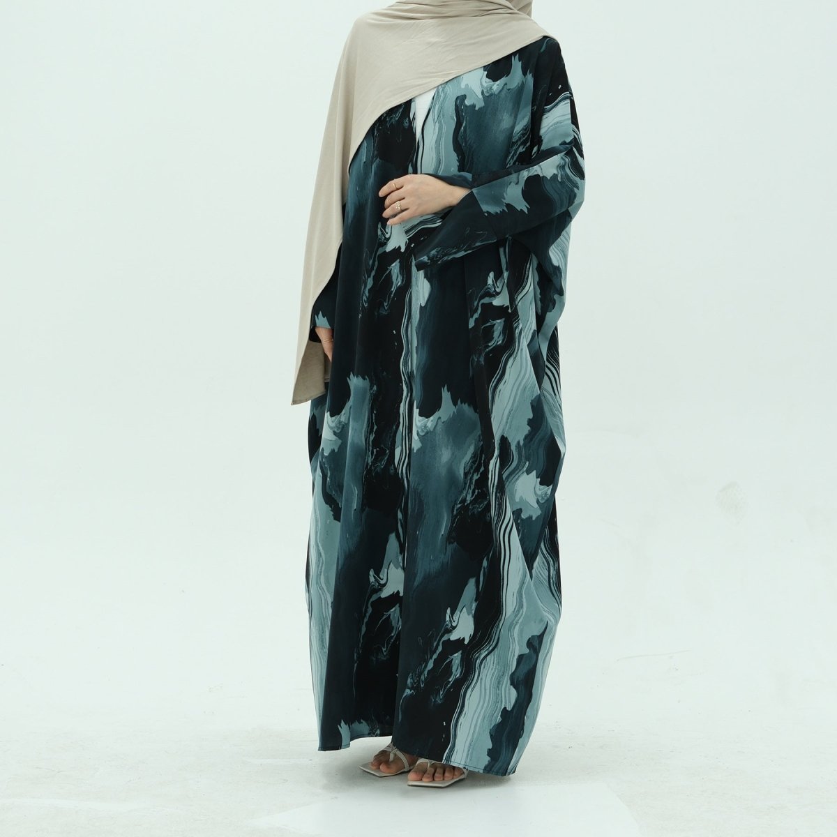 Cardigan Abaya imprimé élégant, motifs floraux géométriques artistiques, mode islamique modeste (MOA154)