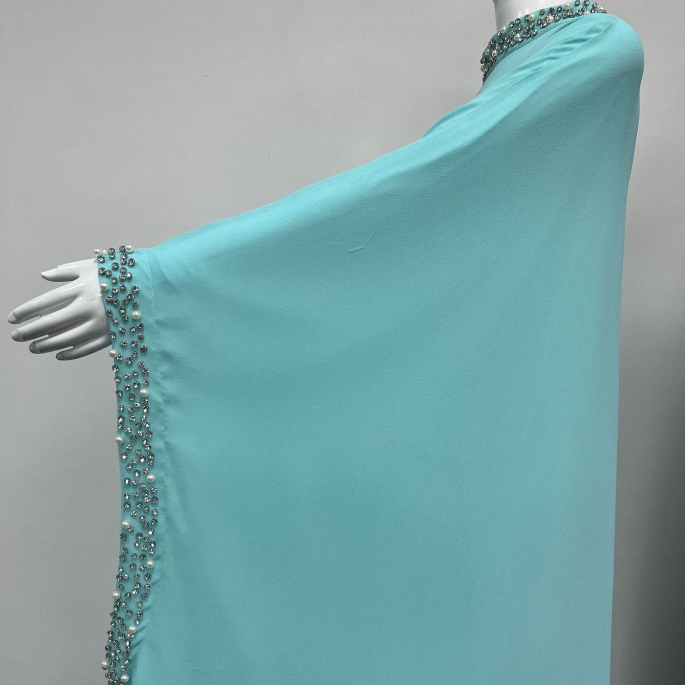 Robe Abaya Maxi à Col Montant et Manches Batwing Ornée de Perles et Cristaux (MA468)