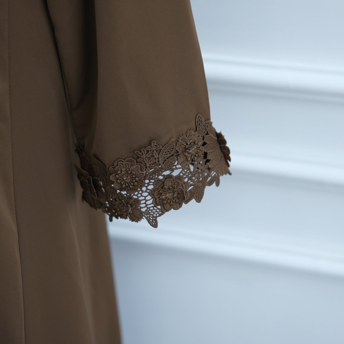 Abaya ouverte à bordure de dentelle florale 3D (MOA336)