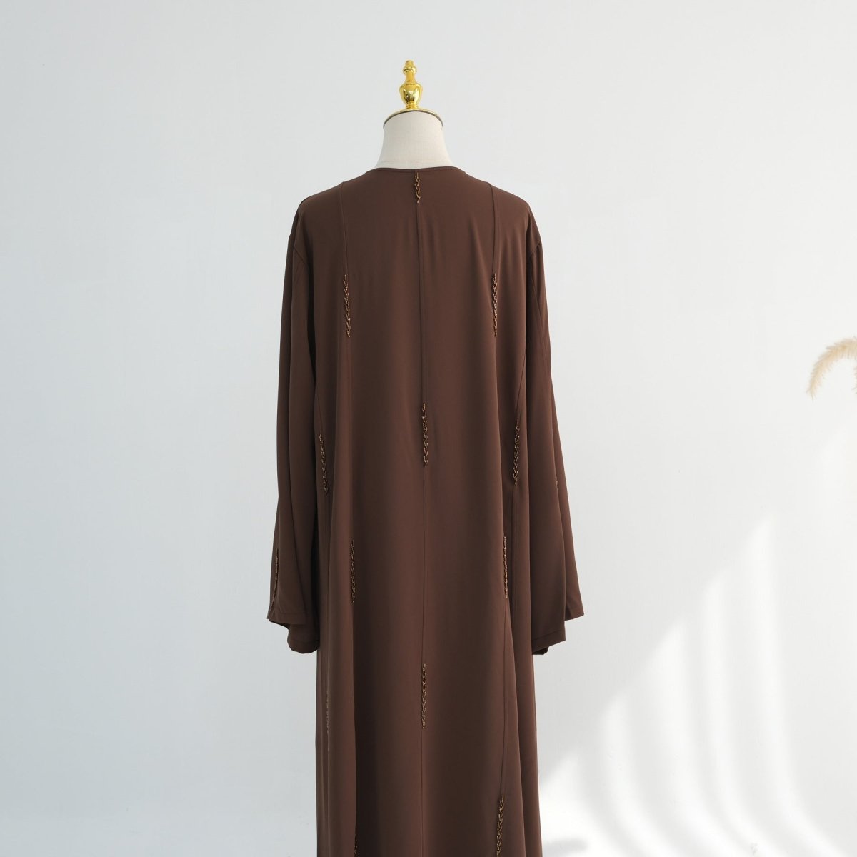 Abaya ouverte en lin perlée à la main (MOA320)
