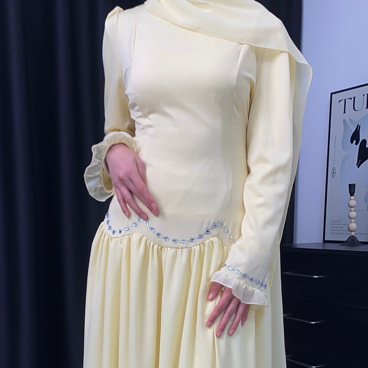 Robe avec chaîne de taille en cristal et manchettes à volants (MS306)