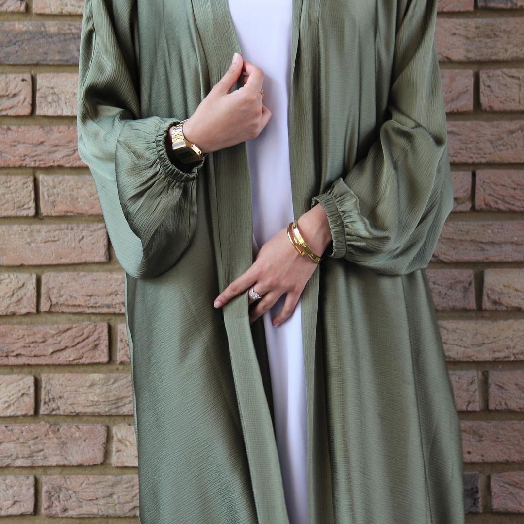Abaya Ouverte en Satin à Manches Froncées (MOA048)