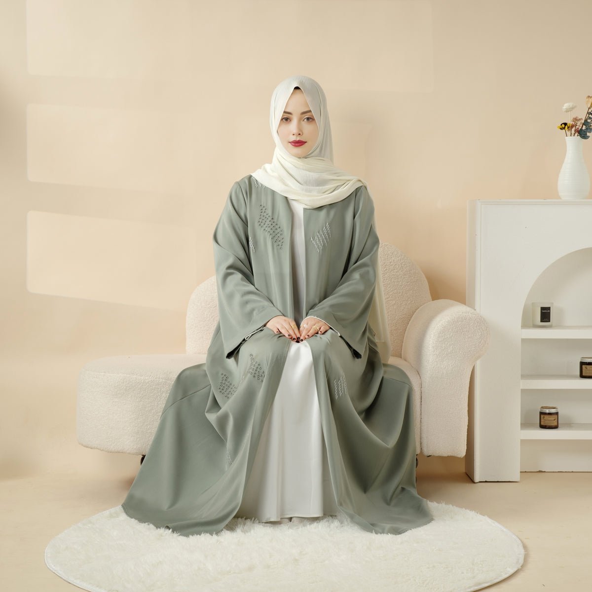 Abaya avec broderie 3D et perles géométriques. Abaya ouverte avec broderie 3D (MOA085)