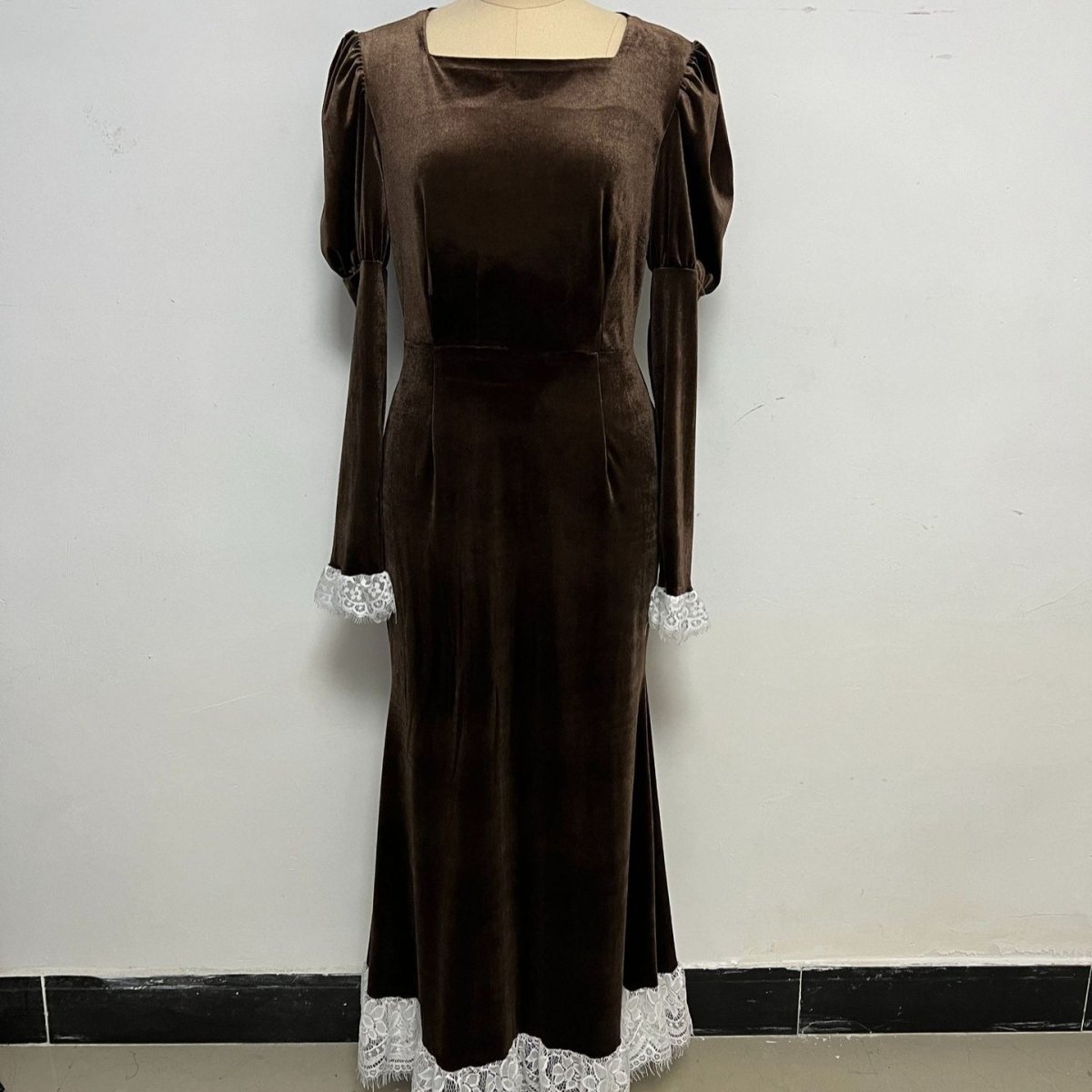 Robe en velours avec bordure en dentelle (MS238)