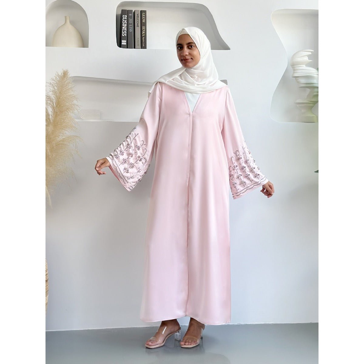 Collection Diamond Glow Abaya | Mode Modeste de Luxe – Robes Brodées Blanc & Rose Poudré avec Manches Florales (MOA205)