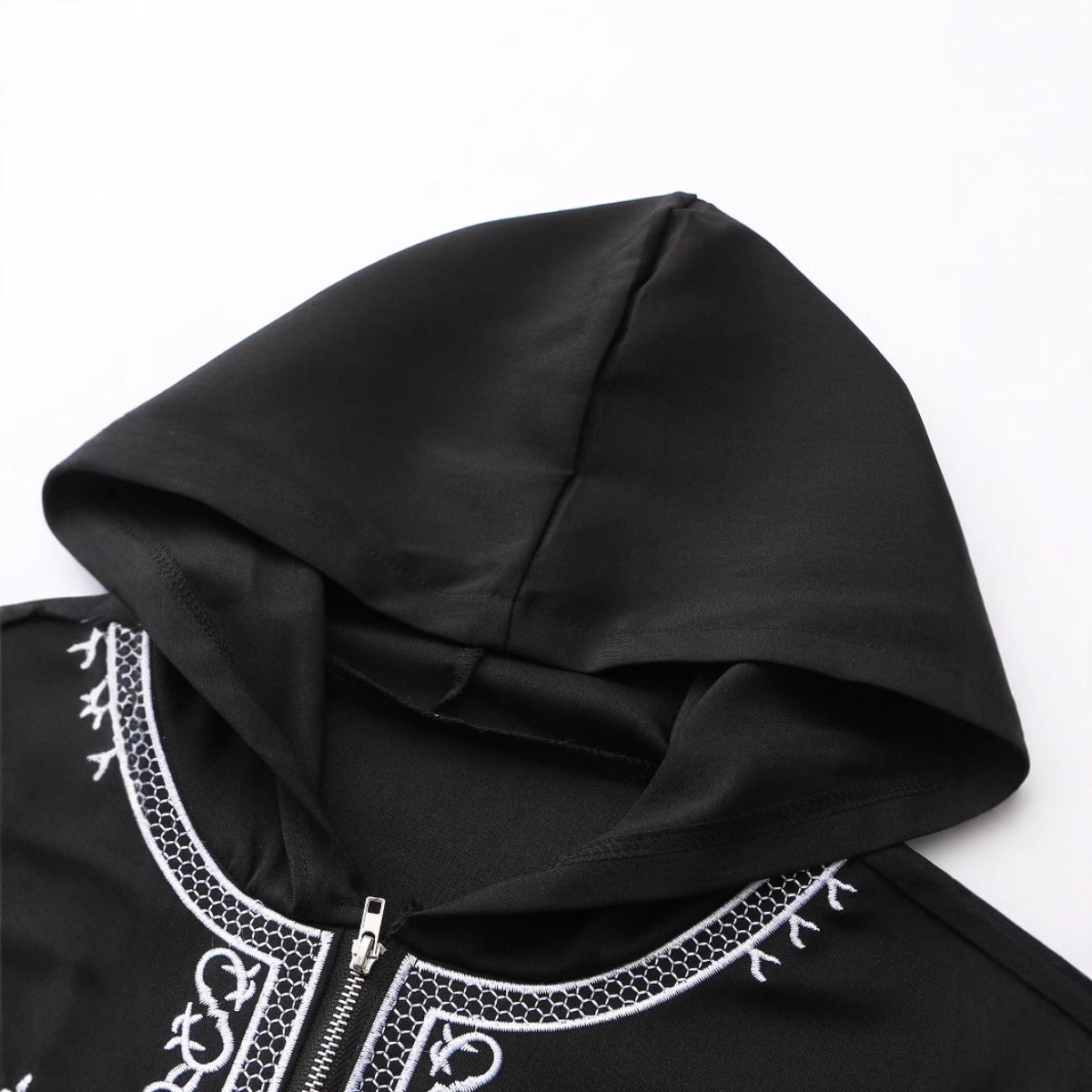 Thobe Robe pour Homme Premium avec Capuche, Coupe Ample de Luxe, Broderie et Calligraphie Islamique, Fermeture Zippée (MT024)