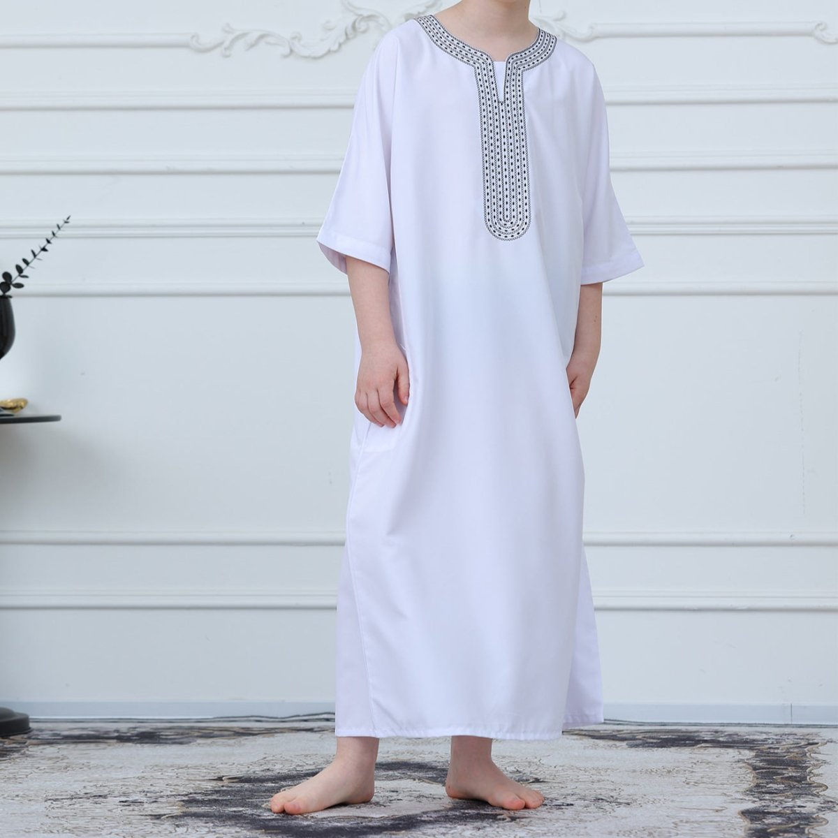 Thobe islamique noir avec bordure géométrique (MKB018)