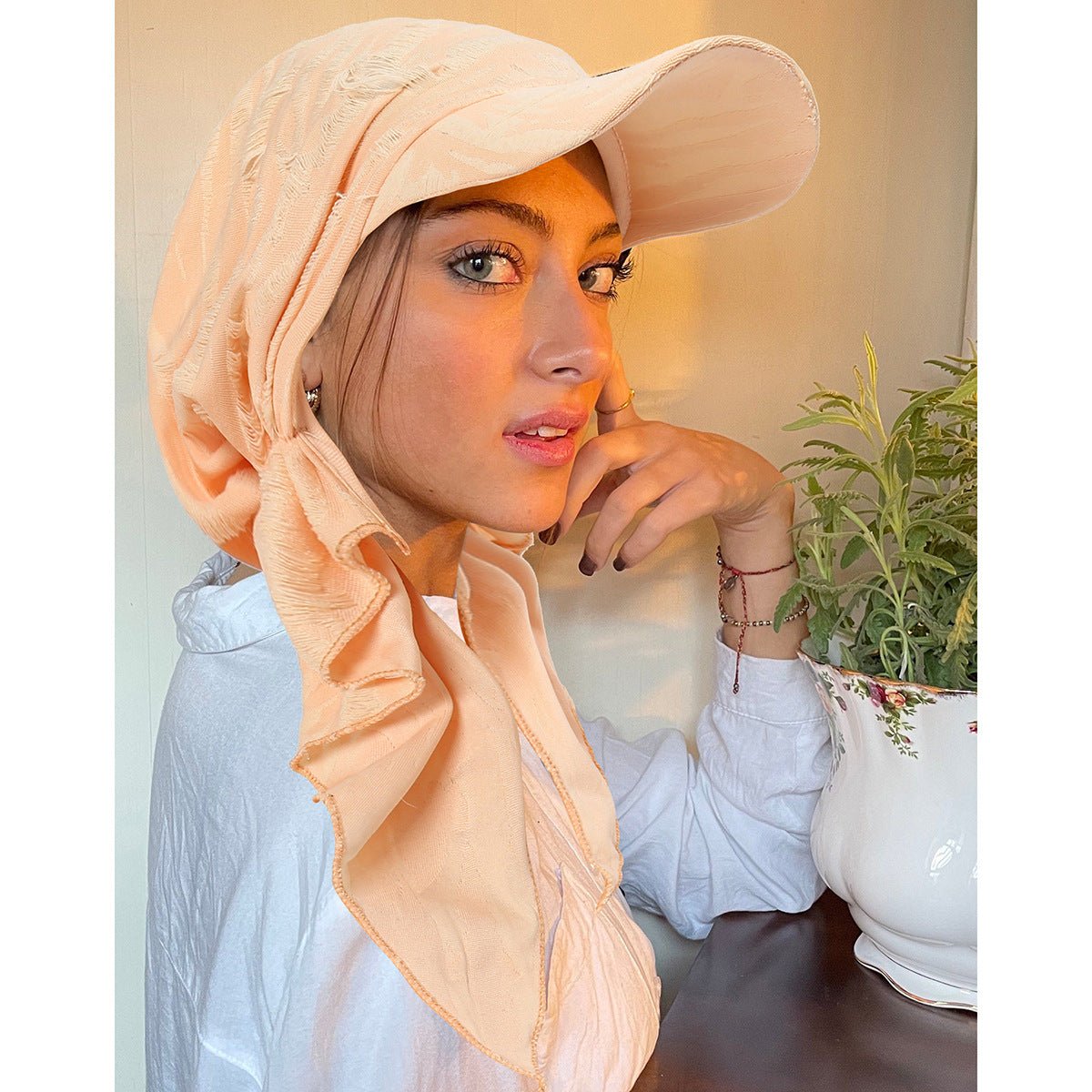 Casquette de baseball tendance multicolore pour femme – Bonnet bohème à bords effilochés avec détail plume (MH113)