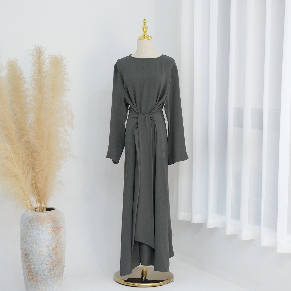 Abaya Crêpe Élégante Ajustée à Lacets (MA136)