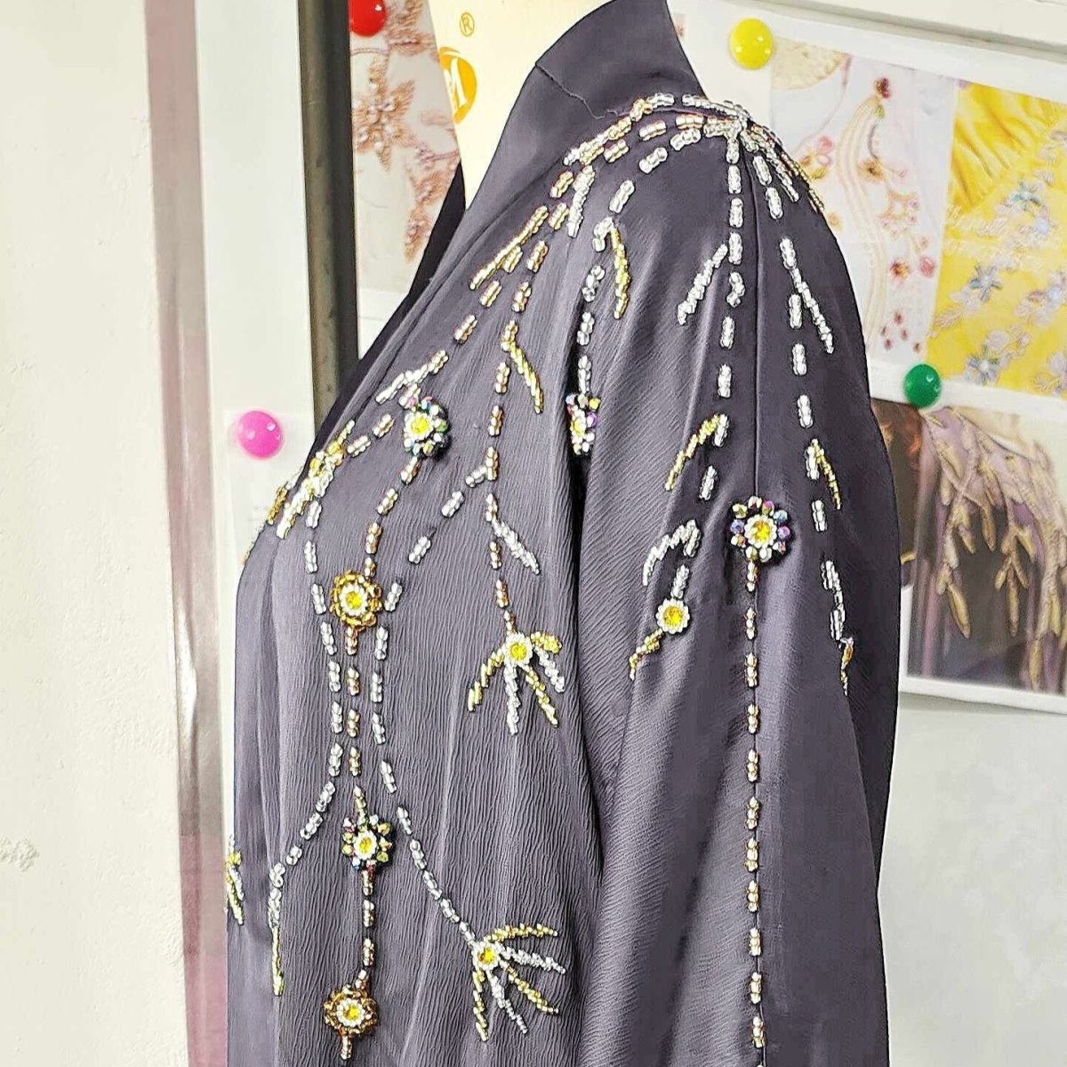 Abaya à motifs floraux perlés | Cardigan ouvert brodé (MOA268)