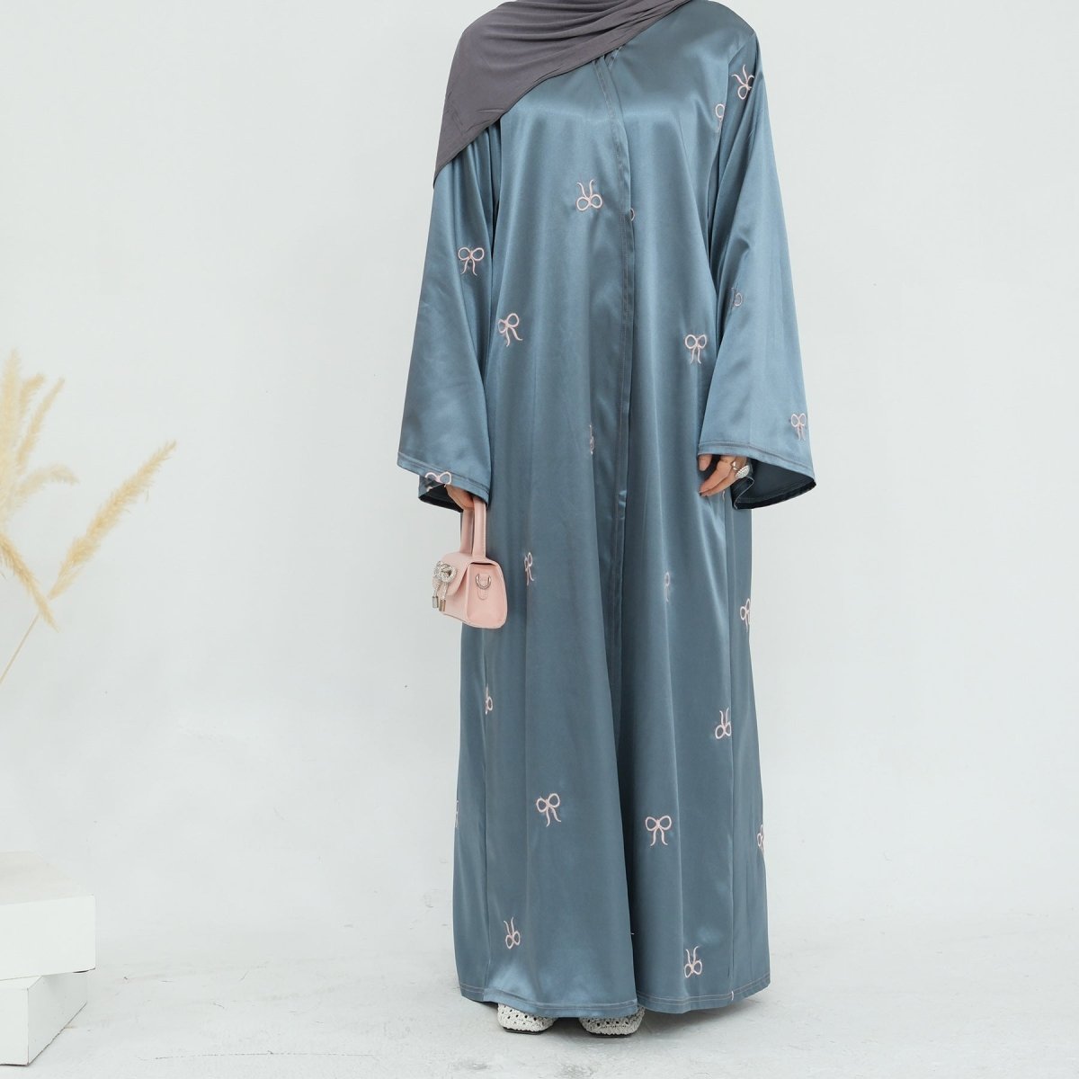 Abaya Ouverte Brillante Brodée avec Nœud (MOA102)