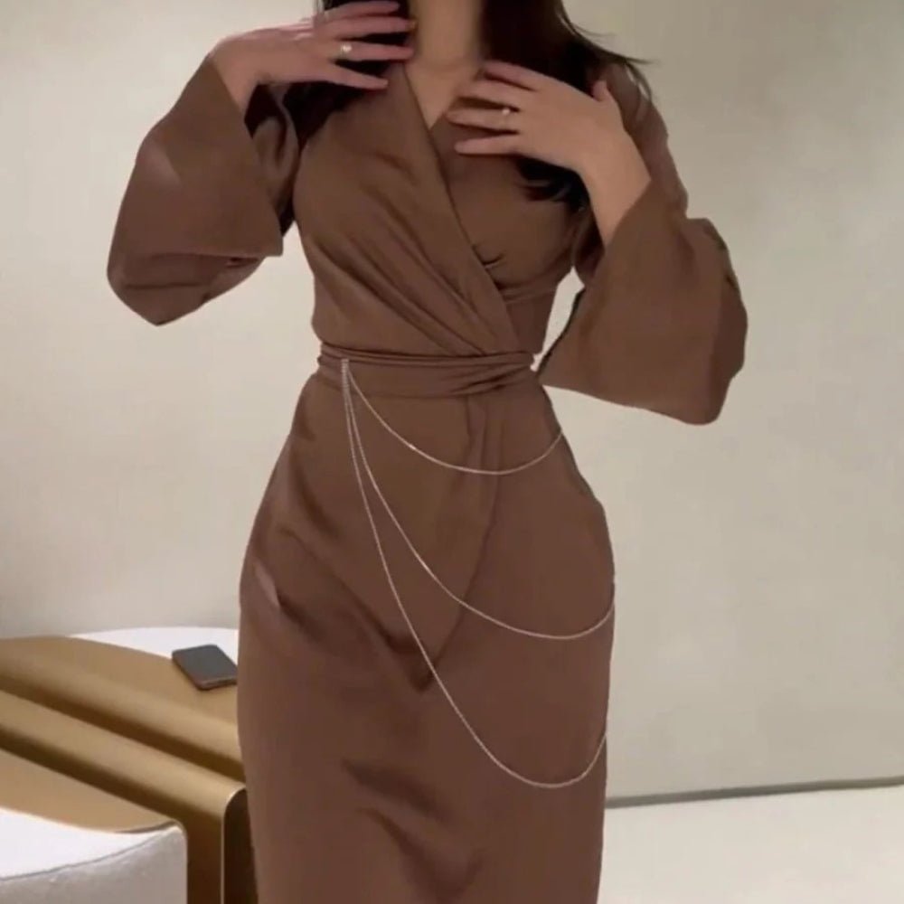 Robe Abaya Maxi Élégante en Satin avec Chaînes de Taille, Col en V, Manches Longues, Couleur Unie (MA204)