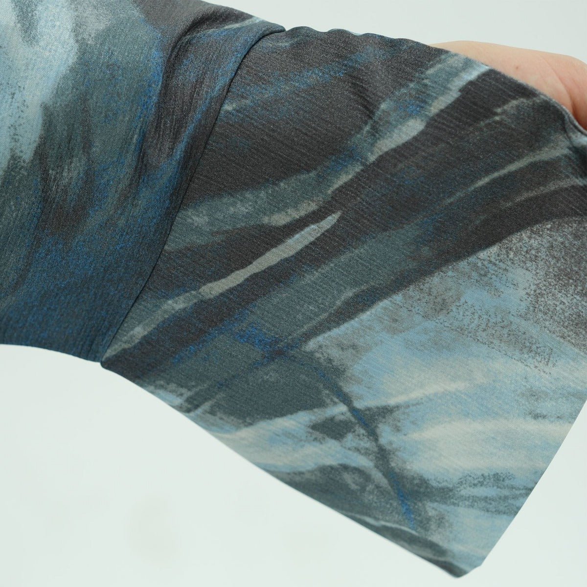 Cardigan Abaya Imprimé Aquarelle Luxueux et Modeste | Robe à Motif Abstrait Bleu-Gris avec Silhouette Fluide (MOA172)