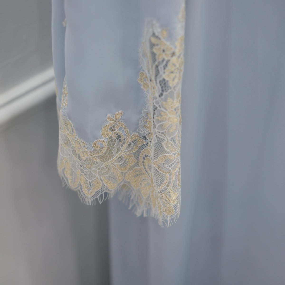 Abaya ouverte à manches évasées avec panneaux en dentelle et poches (MOA332)
