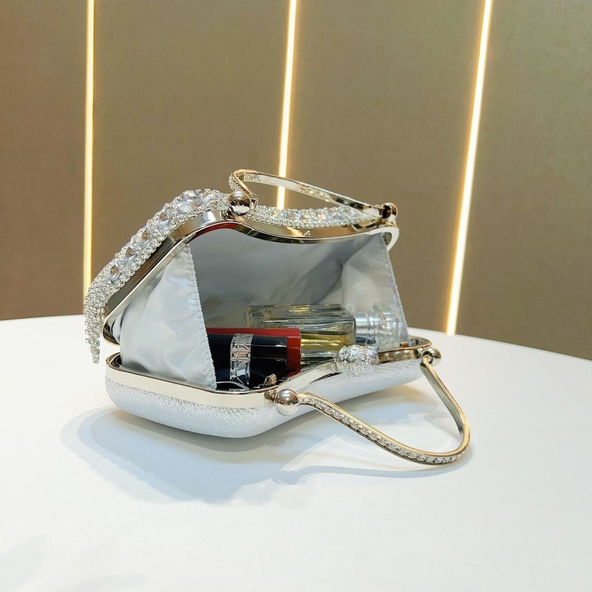 Sac pochette orné de cristaux avec pompons – Sac de soirée polyvalent pour mariages et galas (MAC276)