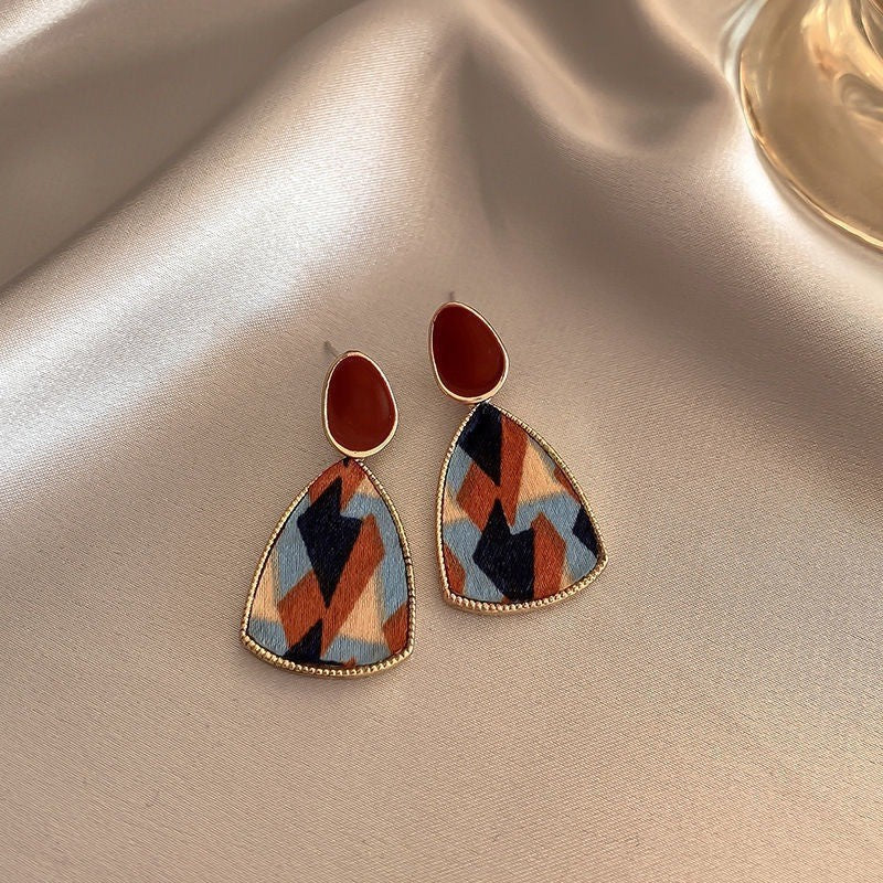 Boucles d'Oreilles Clous Perle Rouge Vin Vintage (MAC466)