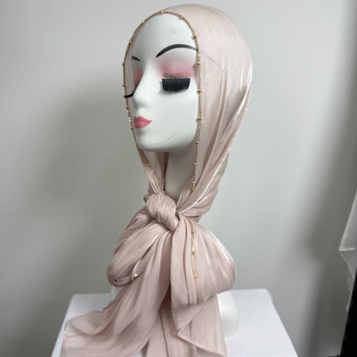 Hijab en satin froissé avec bordure perlée et chaîne dorée (MH238)