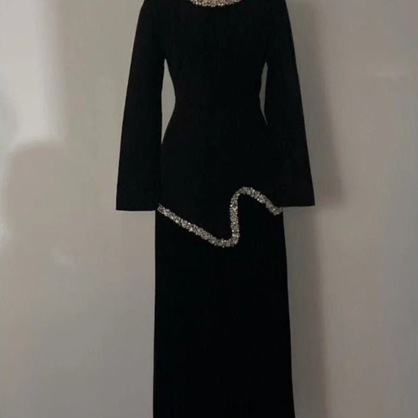 Robe Abaya Plissée Élégante avec Col et Taille Ornés de Diamants | Robe Maxi Musulmane Modeste avec Détail de Bride au Dos (MA294)