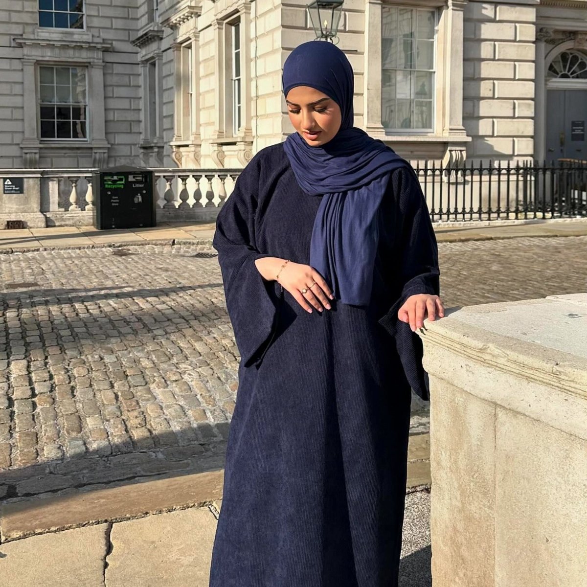 Abaya en velours côtelé unie et simple | Abaya modeste chaude en velours côtelé pour l'automne ou l'hiver (MA129)
