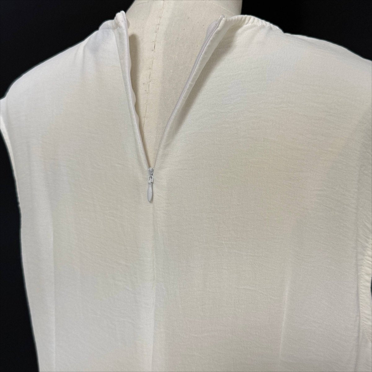 Robe Maxi sans Manches en Crêpe avec Plis à la Taille et Fermeture Éclair au Dos (MS436)