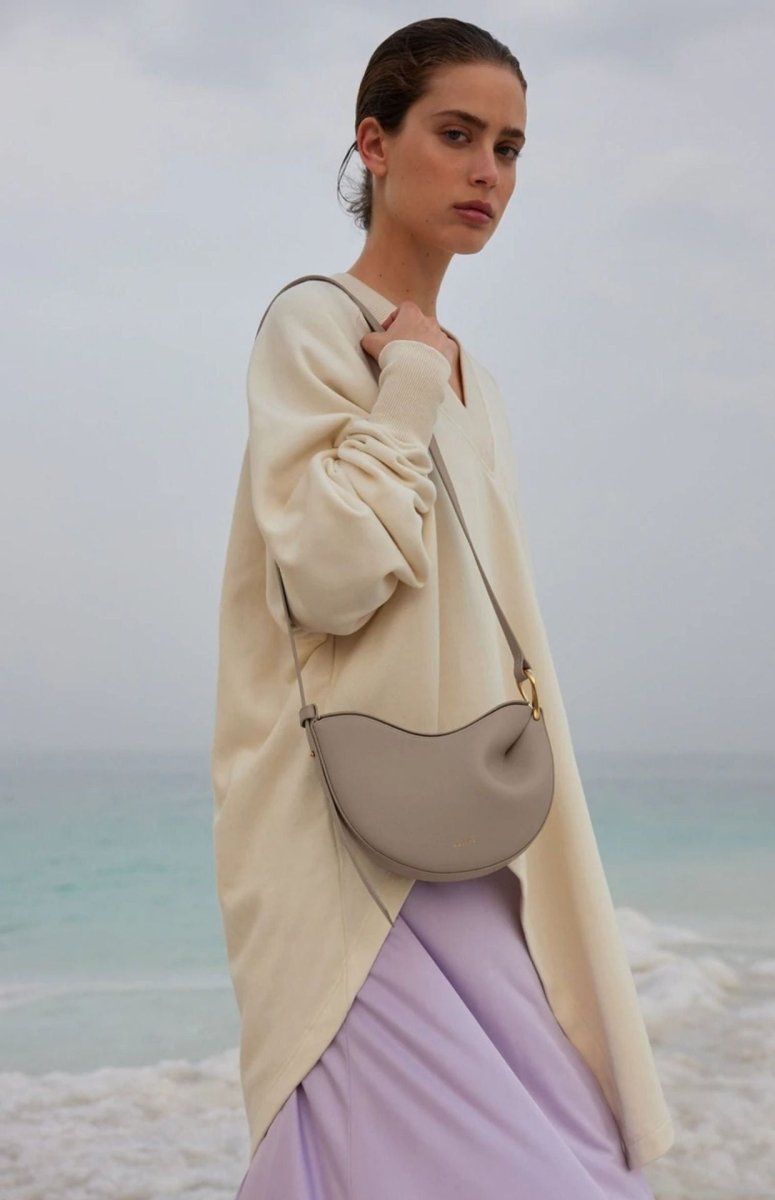 MAC182 Sac besace à bandoulière asymétrique en texture Lychee