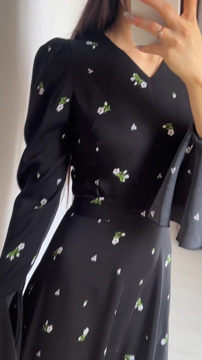Robe Abaya Modeste Col en V Boho en Mousseline, Motif Floral Noir, Manches Cloche Fleur de Lotus Évasées (MA202)