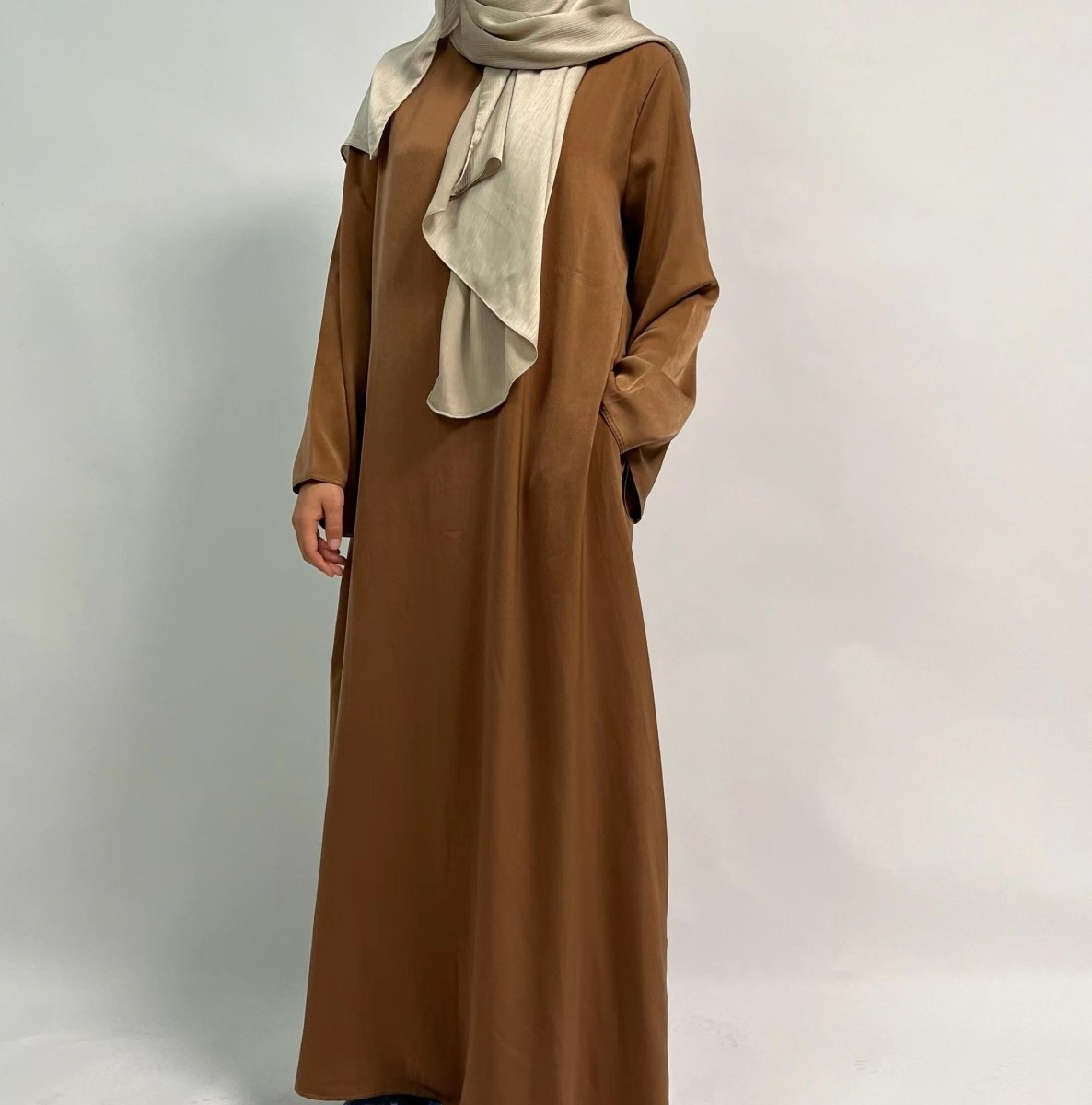 Abaya en satin unie à double poche et boutons dissimulés (MA030)